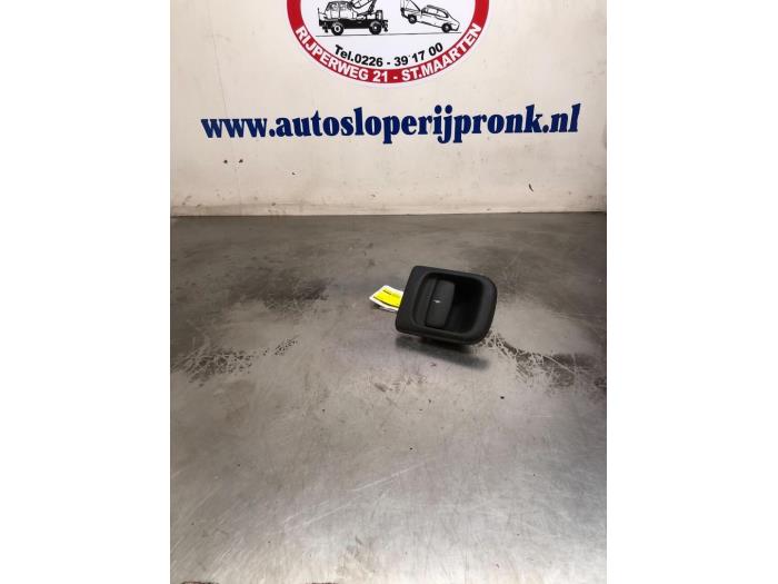Używane Uchwyt reczny Renault Master II (FD/HD) 2.5 dCi 16V Cena € 25,00 Procedura marży oferowane przez Autosloopbedrijf Jan Pronk B.V.