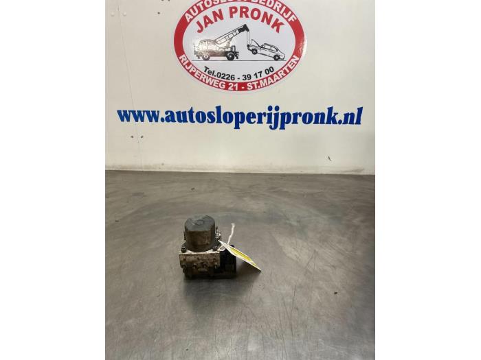 Używane Pompa ABS Opel Movano 2.3 CDTi 16V FWD Cena € 100,00 Procedura marży oferowane przez Autosloopbedrijf Jan Pronk B.V.