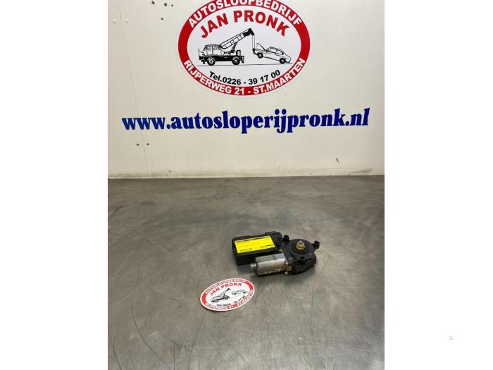 Usados Motor de ventanilla de puerta Audi A8 (D3) 3.7 V8 40V Quattro Precio € 40,00 Norma de margen ofrecido por Autosloopbedrijf Jan Pronk B.V.