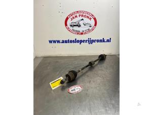 Begagnade Drivaxel, höger fram Opel Corsa D 1.4 16V Twinport Pris € 50,00 Marginaltabell erbjuds av Autosloopbedrijf Jan Pronk B.V.