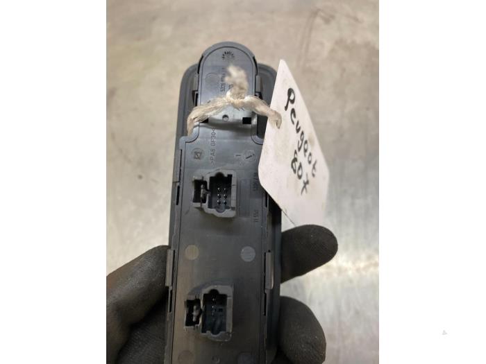 Electric window switch from a Peugeot 807 3.0 V6 24V 2007