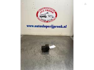 Used Throttle body Renault Clio III (BR/CR) 1.2 16V 75 Price € 100,00 Margin scheme offered by Autosloopbedrijf Jan Pronk B.V.