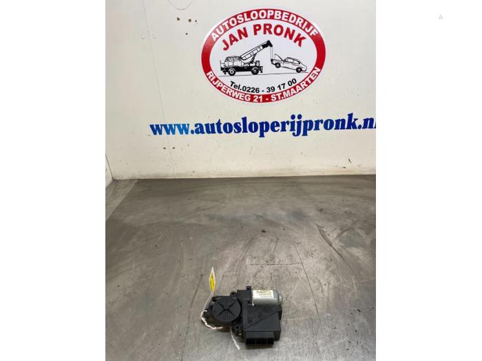Usados Motor de ventanilla de puerta Volkswagen Polo IV (9N1/2/3) 1.4 16V Precio € 25,00 Norma de margen ofrecido por Autosloopbedrijf Jan Pronk B.V.