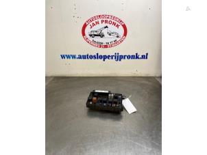 Usados Caja de fusibles Opel Zafira (M75) 1.6 16V Precio € 50,00 Norma de margen ofrecido por Autosloopbedrijf Jan Pronk B.V.