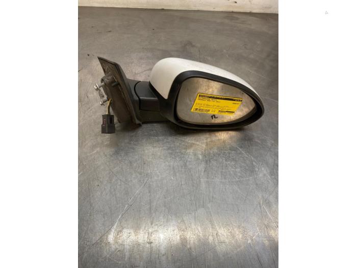 Wing mirror, right from a Daewoo Aveo 1.2 16V 2011