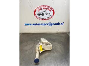 Używane Zbiornik spryskiwacza przód Peugeot 107 1.0 12V Cena € 25,00 Procedura marży oferowane przez Autosloopbedrijf Jan Pronk B.V.