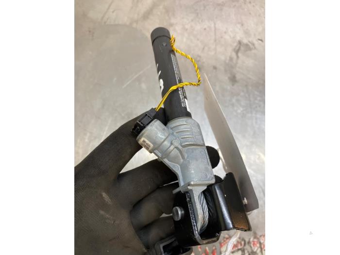 Rear seatbelt tensioner, left from a BMW 3 serie Touring (E91) 318i 16V 2008