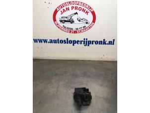 Used Wiper switch Renault Clio III (BR/CR) 1.2 16V 75 Price € 30,00 Margin scheme offered by Autosloopbedrijf Jan Pronk B.V.