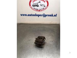 Używane Zacisk hamulcowy lewy przód Opel Corsa C (F08/68) 1.2 16V Cena € 25,00 Procedura marży oferowane przez Autosloopbedrijf Jan Pronk B.V.