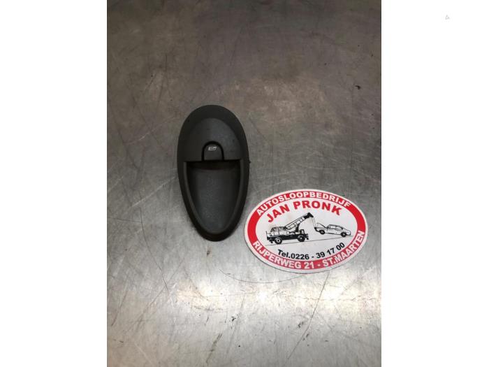 Usados Interruptor de ventanilla eléctrica Iveco New Daily III 35C10V 2.3 HPI Unijet 16V Precio € 20,00 Norma de margen ofrecido por Autosloopbedrijf Jan Pronk B.V.
