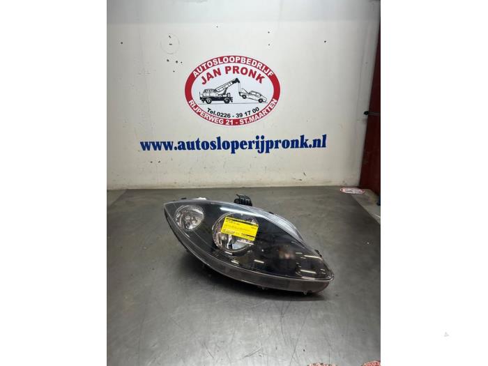 Używane Reflektor prawy Seat Toledo (5P2) 1.6 Cena € 50,00 Procedura marży oferowane przez Autosloopbedrijf Jan Pronk B.V.