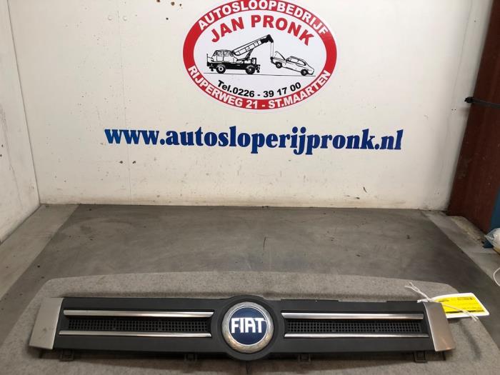 Begagnade Grill Fiat Panda (169) 1.2 Fire Pris € 25,00 Marginaltabell erbjuds av Autosloopbedrijf Jan Pronk B.V.