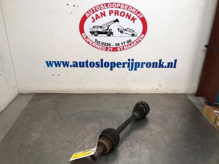 Begagnade Drivaxel, vänster fram Volkswagen Polo IV (9N1/2/3) 1.2 12V Pris € 30,00 Marginaltabell erbjuds av Autosloopbedrijf Jan Pronk B.V.