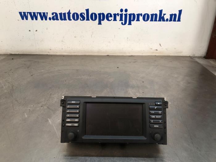 Radio CD player from a BMW 5 serie Touring (E39) 530i 24V 2002