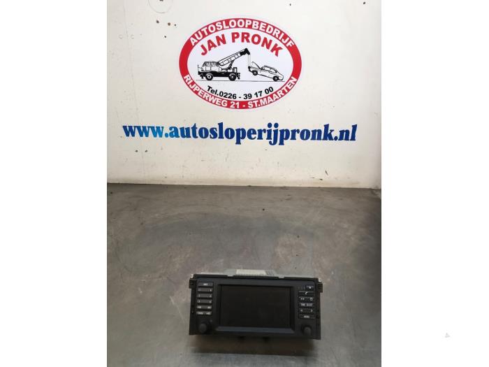 Radio CD player from a BMW 5 serie Touring (E39) 530i 24V 2002