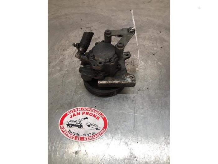 Power steering pump from a BMW 5 serie Touring (E39) 530i 24V 2002