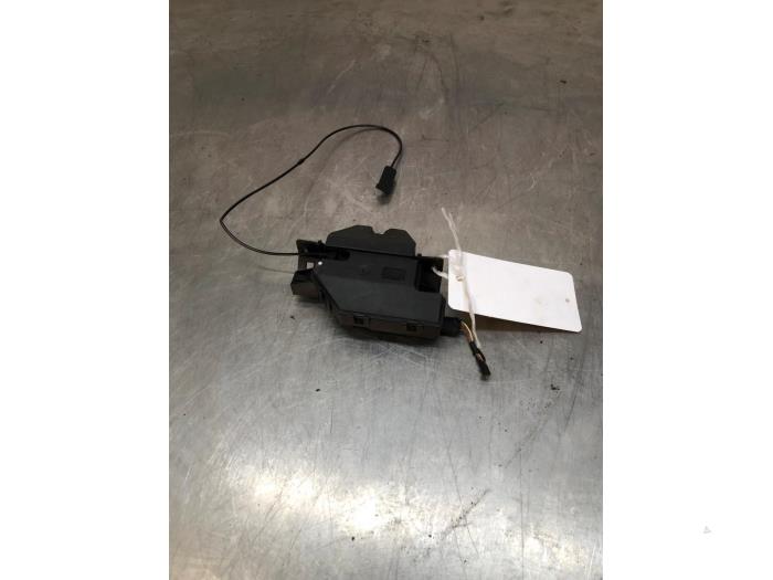 Tailgate lock mechanism from a BMW 1 serie (E87/87N) 118i 16V 2007