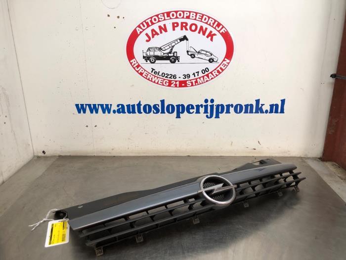 Begagnade Grill Opel Astra H SW (L35) 1.6 16V Twinport Pris € 25,00 Marginaltabell erbjuds av Autosloopbedrijf Jan Pronk B.V.