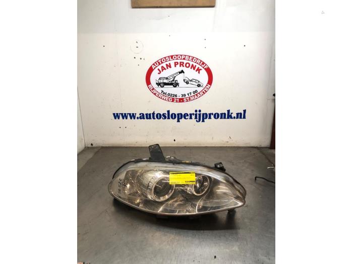 Używane Reflektor prawy Fiat Croma (194) 2.2 MPI 16V Cena € 125,00 Procedura marży oferowane przez Autosloopbedrijf Jan Pronk B.V.
