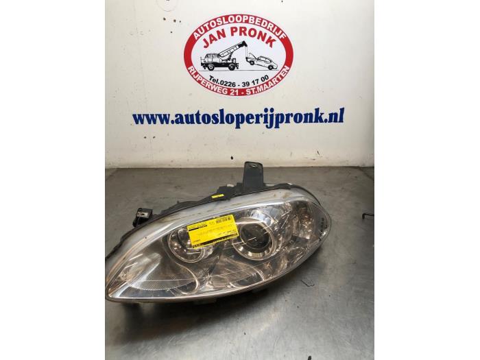 Używane Reflektor lewy Fiat Croma (194) 2.2 MPI 16V Cena € 125,00 Procedura marży oferowane przez Autosloopbedrijf Jan Pronk B.V.