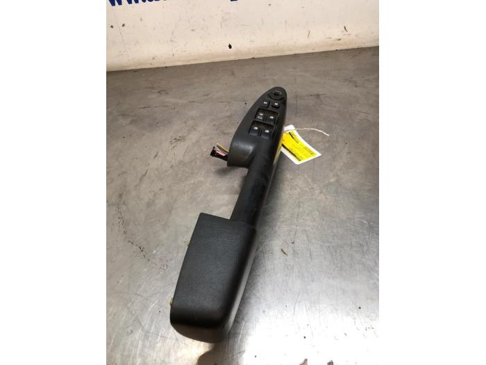 Usados Interruptor de ventanilla eléctrica Hyundai Tucson (JM) 2.0 16V CVVT 4x2 Precio € 50,00 Norma de margen ofrecido por Autosloopbedrijf Jan Pronk B.V.