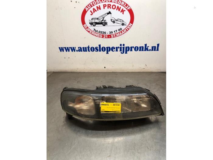 Używane Reflektor prawy Volvo V70 (SW) 2.4 20V 170 Cena € 75,00 Procedura marży oferowane przez Autosloopbedrijf Jan Pronk B.V.