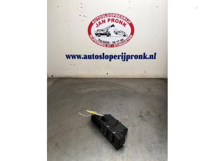 Usados Interruptor de ventanilla eléctrica Volvo S80 (TR/TS) 2.5 D Precio de solicitud ofrecido por Autosloopbedrijf Jan Pronk B.V.