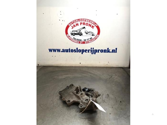 Usagé Support dynamo haut Volkswagen Caddy III (2KA,2KH,2CA,2CH) 2.0 SDI Prix € 50,00 Règlement à la marge proposé par Autosloopbedrijf Jan Pronk B.V.