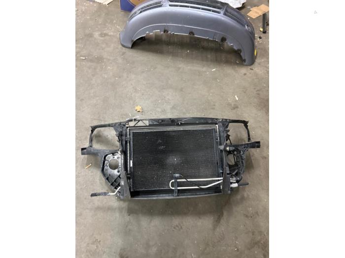 Używane Panel przedni Audi A4 (B7) 2.0 20V Cena € 125,00 Procedura marży oferowane przez Autosloopbedrijf Jan Pronk B.V.