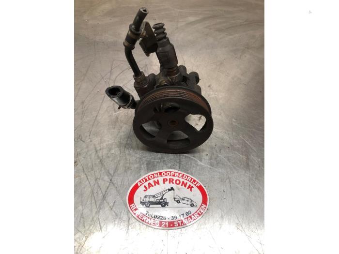 Usagé Pompe de direction Toyota Corolla Verso (R10/11) 1.8 16V VVT-i Prix € 40,00 Règlement à la marge proposé par Autosloopbedrijf Jan Pronk B.V.