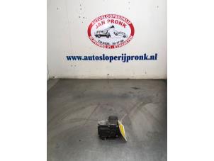 Usagé Boitier papillon Renault Twingo II (CN) 1.2 16V Prix € 75,00 Règlement à la marge proposé par Autosloopbedrijf Jan Pronk B.V.