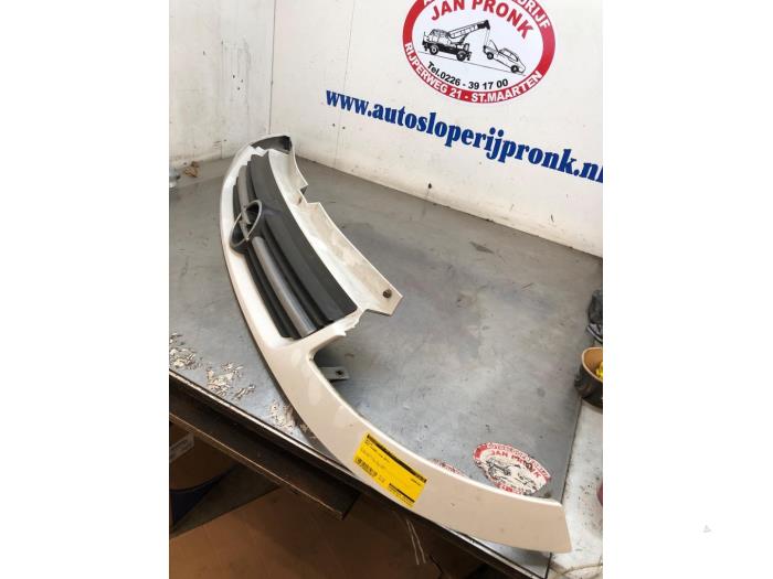 Begagnade Grill Opel Vivaro 2.5 CDTI 16V Pris € 50,00 Marginaltabell erbjuds av Autosloopbedrijf Jan Pronk B.V.