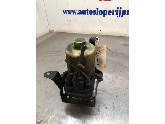 Pompe de direction d'un Seat Ibiza III (6L1) 1.4 16V 85 2006