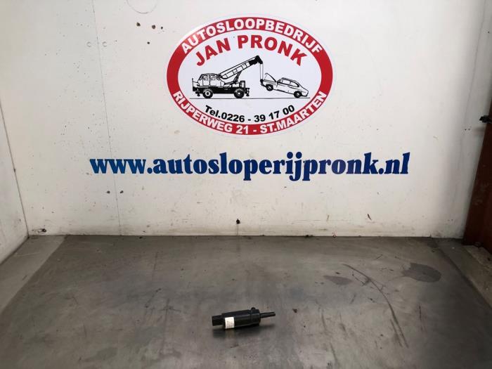 Używane Spryskiwacz reflektorów Volkswagen Touareg (7LA/7L6) 5.0 TDI V10 Cena € 10,00 Procedura marży oferowane przez Autosloopbedrijf Jan Pronk B.V.