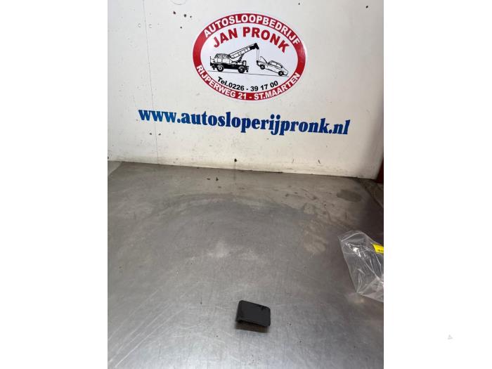 Gebrauchte Abdeckkappe Abschleppöse vorne Nissan Qashqai (J10) 1.6 16V Preis € 25,00 Margenregelung angeboten von Autosloopbedrijf Jan Pronk B.V.