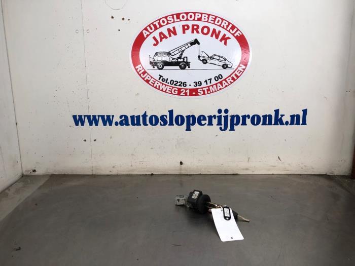 Używane Stacyjka + Kluczyk Renault Twingo II (CN) 1.2 Cena € 50,00 Procedura marży oferowane przez Autosloopbedrijf Jan Pronk B.V.