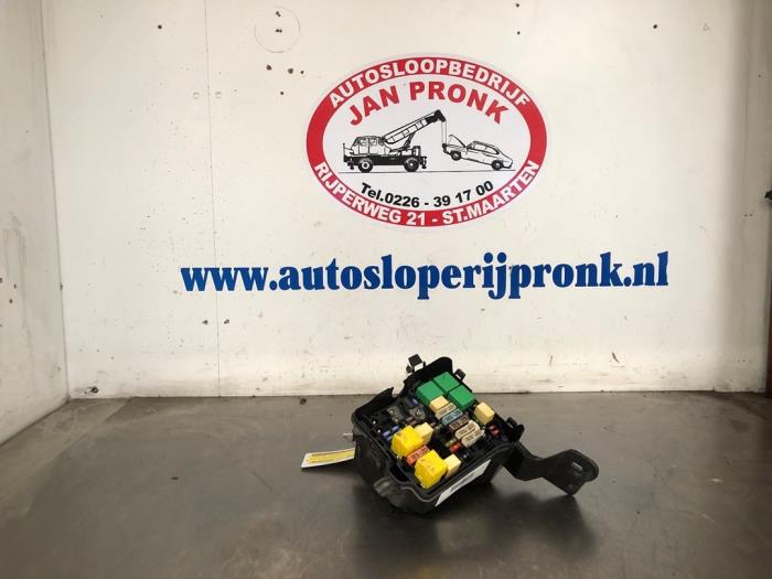 Begagnade Säkringsbox Peugeot 208 I (CA/CC/CK/CL) 1.2 Vti 12V PureTech 82 Pris € 35,00 Marginaltabell erbjuds av Autosloopbedrijf Jan Pronk B.V.