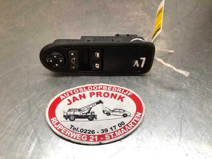 Usados Interruptor de ventanilla eléctrica Citroen C3 (SC) 1.2 VTi 82 12V Precio € 25,00 Norma de margen ofrecido por Autosloopbedrijf Jan Pronk B.V.