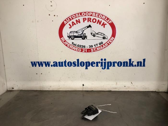 Begagnade Batterikontrollmodul Mercedes SLK (R170) 2.3 230 K 16V Pris € 75,00 Marginaltabell erbjuds av Autosloopbedrijf Jan Pronk B.V.