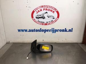 Begagnade Skärmspegel, höger Daihatsu Sirion 2 (M3) 1.0 12V DVVT Pris € 40,00 Marginaltabell erbjuds av Autosloopbedrijf Jan Pronk B.V.