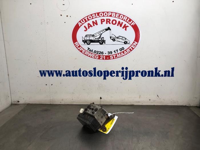 Usagé Pompe ABS Toyota Land Cruiser (J12) 3.0 D-4D 16V Prix € 175,00 Règlement à la marge proposé par Autosloopbedrijf Jan Pronk B.V.