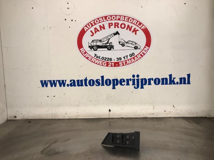 Usados Interruptor de ventanilla eléctrica Opel Astra J Sports Tourer (PD8/PE8/PF8) 1.6 CDTI 16V Precio € 20,00 Norma de margen ofrecido por Autosloopbedrijf Jan Pronk B.V.