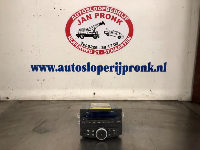 Używane Radio Chevrolet Spark (M300) 1.0 16V Cena € 90,00 Procedura marży oferowane przez Autosloopbedrijf Jan Pronk B.V.