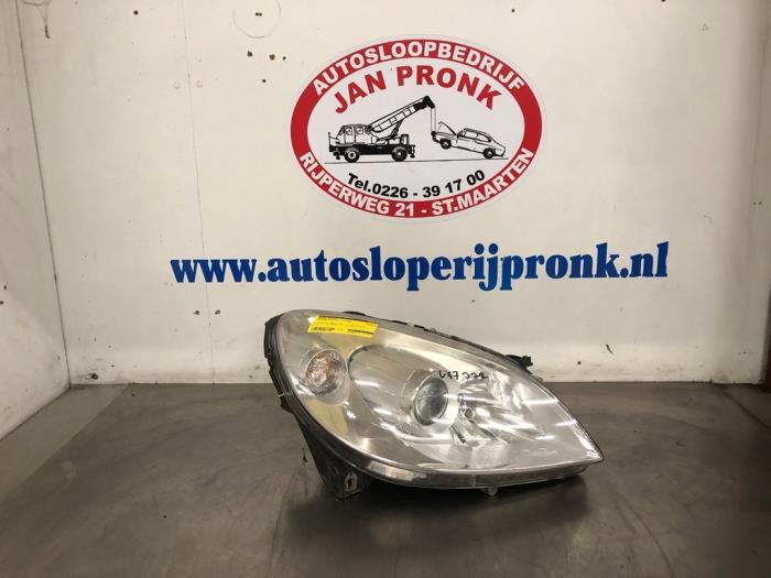 Używane Reflektor prawy Mercedes B (W245) 1.7 B-170 16V Cena € 75,00 Procedura marży oferowane przez Autosloopbedrijf Jan Pronk B.V.