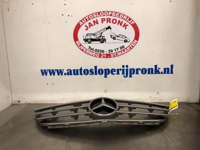 Begagnade Grill Mercedes B (W245) 1.7 B-170 16V Pris € 40,00 Marginaltabell erbjuds av Autosloopbedrijf Jan Pronk B.V.