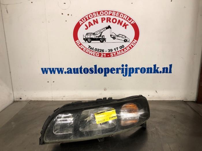 Używane Reflektor lewy Volvo S60 I (RS/HV) 2.4 20V 170 Cena € 50,00 Procedura marży oferowane przez Autosloopbedrijf Jan Pronk B.V.