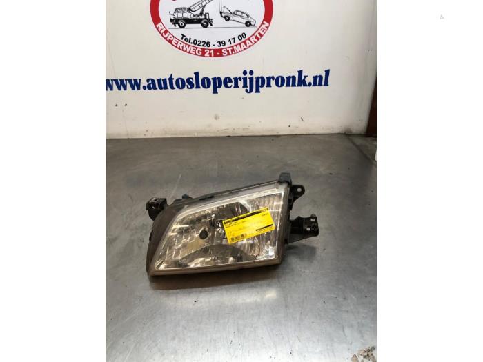 Używane Reflektor lewy Mazda Demio (DW) 1.5 16V Cena € 35,00 Procedura marży oferowane przez Autosloopbedrijf Jan Pronk B.V.