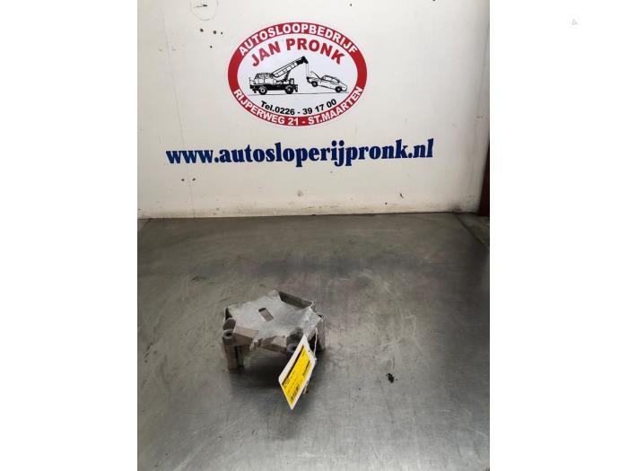 Usagé Support moteur Opel Corsa E 1.4 16V Prix € 20,00 Règlement à la marge proposé par Autosloopbedrijf Jan Pronk B.V.