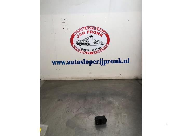 Usados Interruptor de ventanilla eléctrica Opel Corsa E 1.4 16V Precio € 25,00 Norma de margen ofrecido por Autosloopbedrijf Jan Pronk B.V.