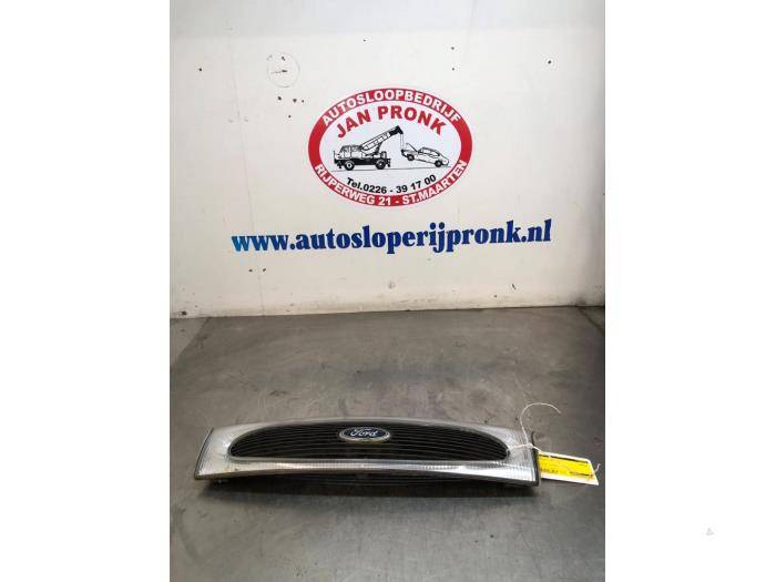 Używane Grill Ford Fiesta 4 1.25 16V Cena € 25,00 Procedura marży oferowane przez Autosloopbedrijf Jan Pronk B.V.